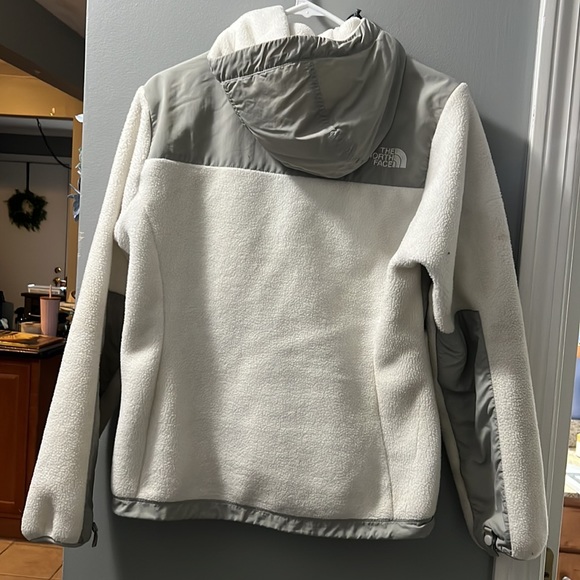 Woman’s white north face jacket. Size small - Picture 4 of 7